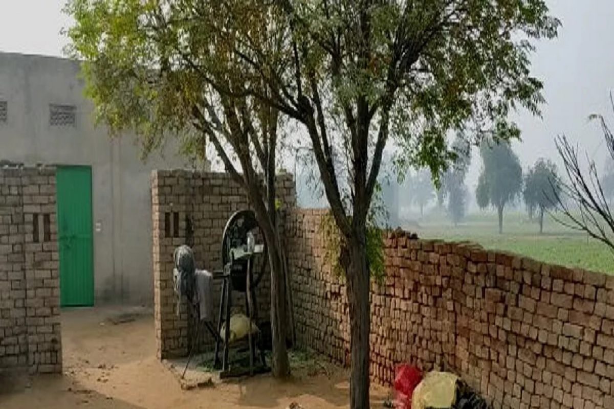 16 वर्षांच्या लेकराकडून घात, झोपलेल्या आई वडिलांवर कुऱ्हाडीनं वार; दोघांचा जागीच मृत्यू