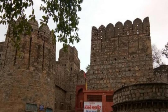 राणी लक्ष्मीबाईंचा 'समर पॅलेस'! इथे गुन्हेगारांसाठी होती मृत्यूची विहीर, हा इतिहास तुम्हाला माहीत आहे का?