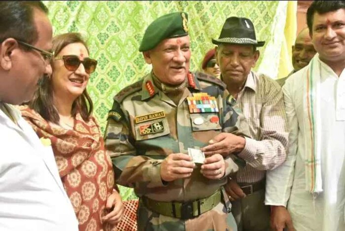 जनरल रावत यांच्या पत्नी मधुलिका या मध्य प्रदेशातील शहडोल जिल्ह्यातील आहेत. रावत यांना दोन मुली आहेत. मोठी मुलगी कृतिका हिचे मुंबईत लग्न झाले आहे तर धाकटी मुलगी तारिणी अजूनही शिकत आहे.