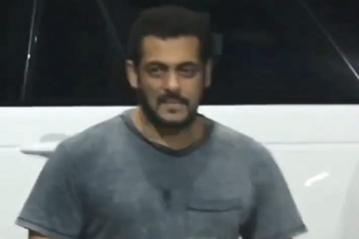 VIDEO: Vickat Wedding आधी एअरपोर्टवर दिसला सलमान खान, पोहोचणार का Ex-गर्लफ्रेंडच्या लग्नात?