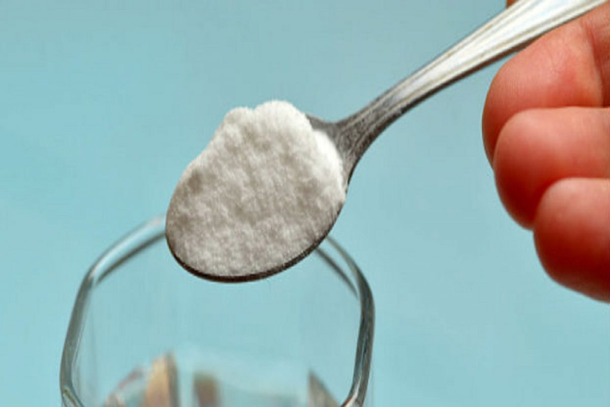 1- गरम पाण्यात पांढरं व्हिनेगर टाकून त्यात मीठ टाका. त्यात चांदीच्या वस्तू टाका आणि अर्धा तास तसंच राहू द्या. त्यामुळं चांदीवर साचलेला काळपट थर सहज निघून जातो. काही वेळानं खराब झालेला टूथब्रश वापरून चांदी स्वच्छ करा. ती चमकू लागेल.