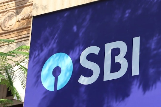 तुमचं SBI मध्ये अकाउंट आहे? लगेच करा हे महत्त्वाचं काम, अन्यथा भरावा लागेल दंड