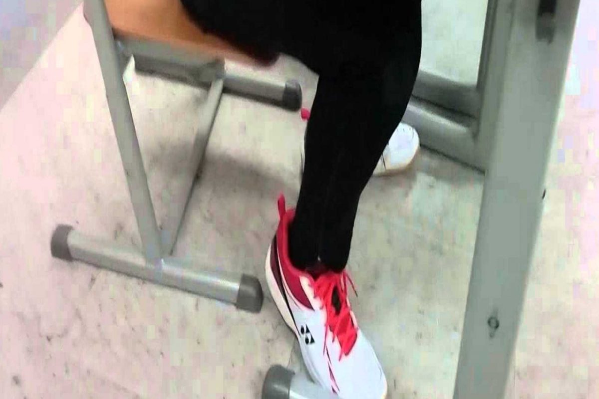 तुम्हालाही आहे पाय हलवण्याची सवय? शुभ-अशुभ सोडा, होऊ शकतात अनेक आजार!