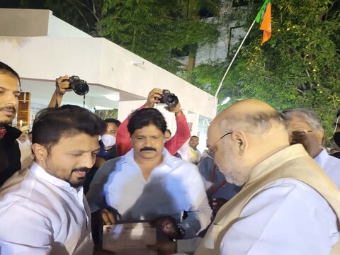  पुण्याचे शिवसेनेचे शहरप्रमुख संजय मोरे आणि इतर पदाधिकाऱ्यांनी मिळून अमित शहा यांना एक निवेदन देऊन कारवाई करण्याची मागणी केली आहे. 