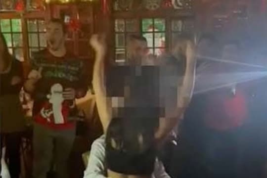 Shocking Video : पार्टीमध्ये महिला पोलिसाचा बड्या अधिकाऱ्यासोबत अश्लील डान्स