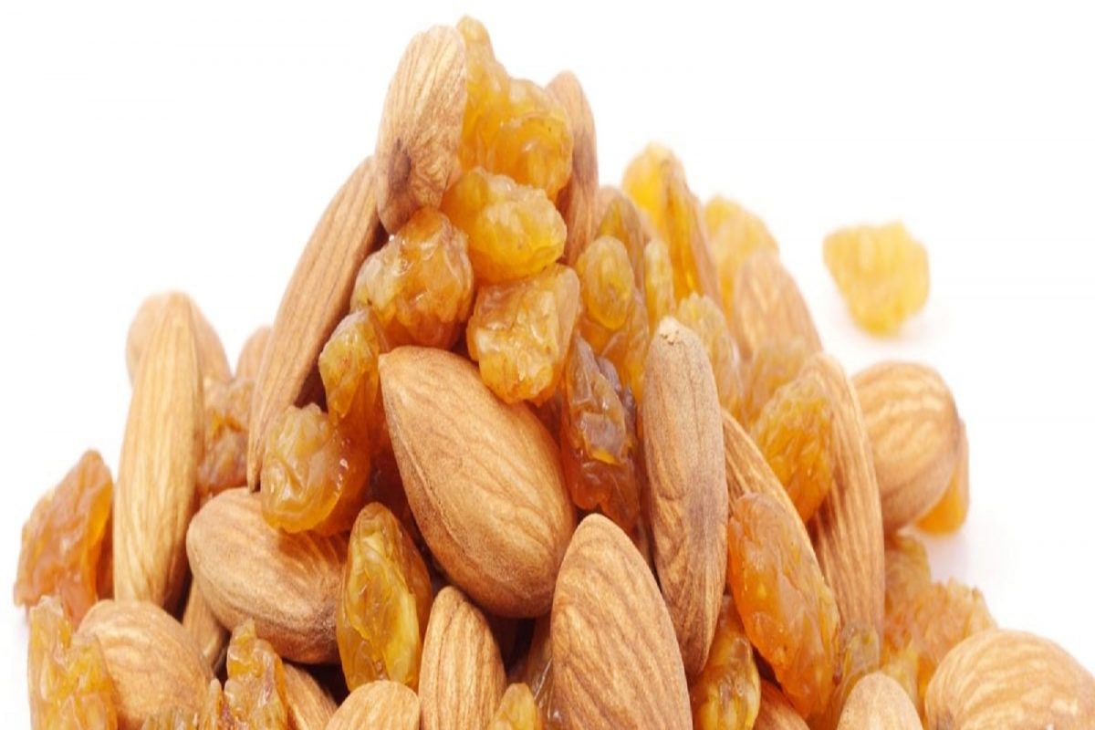 भिजवलेले बदाम आणि बेदाणे एकत्र खाल्ल्याने आरोग्याला 'हे' होतात जबरदस्त फायदे