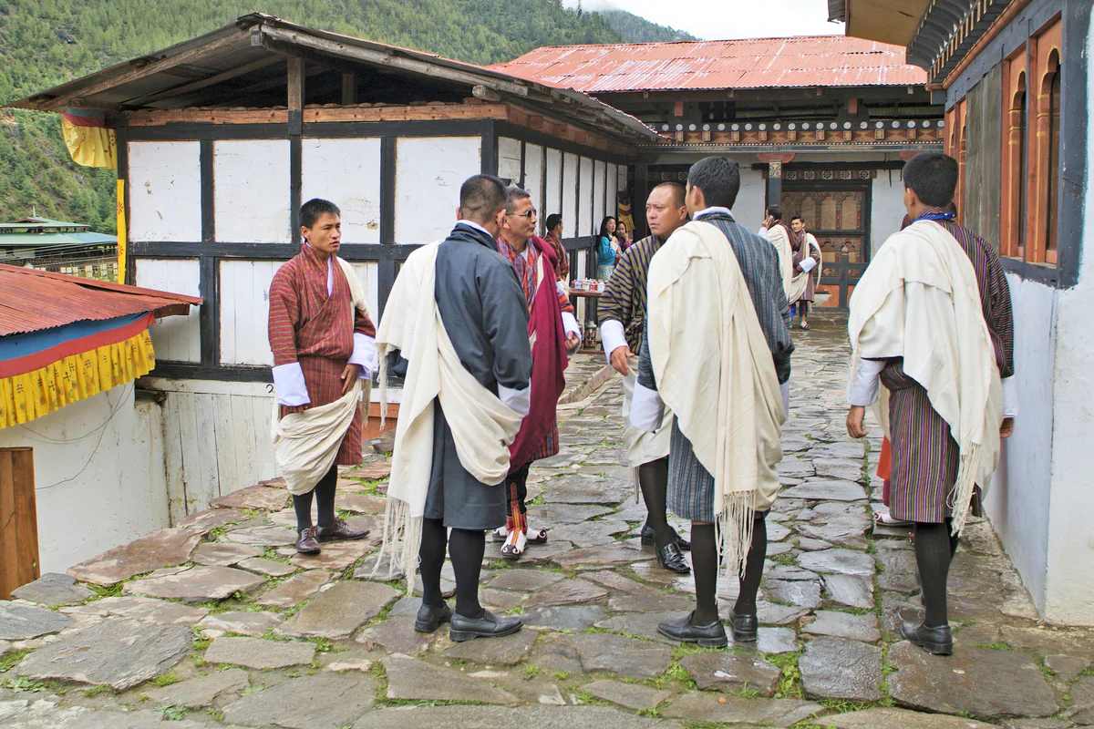 भूतानी लोक पारंपरिक कपडे घालतात. पुरुष वजनदार गुडघ्यापर्यंतचे कपडे घालतात. तर स्त्रिया लांब कपडे परिधान करतात. एखाद्या व्यक्तीची स्थिती आणि सामाजिक स्तर त्याच्या डाव्या खांद्यावर असलेल्या स्कार्फच्या रंगावरून ओळखली जाते. सामान्य लोकं पांढरा दुपट्टा घालतात तर थोर लोक किंवा भिक्षू पिवळे कपडे घालतात.