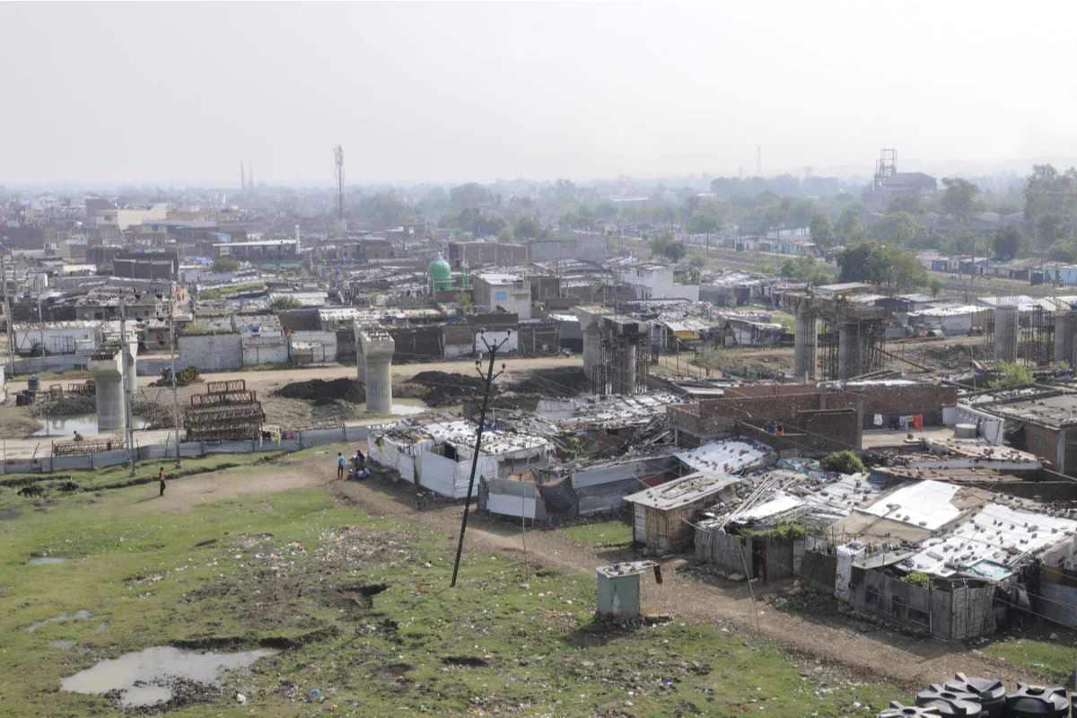 प्रत्येक सेकंदाला एक नवा माणूस वायूला बळी पडत होता आणि तासाभरात भोपाळच्या जुन्या शहरात रस्त्यांवर मृत्यूचं तांडव सुरू झालं. या विषाच्या प्रभावापासून वाचण्यासाठी लोकं धावत होती, पण मृत्यू त्यांना गाठतच होता.