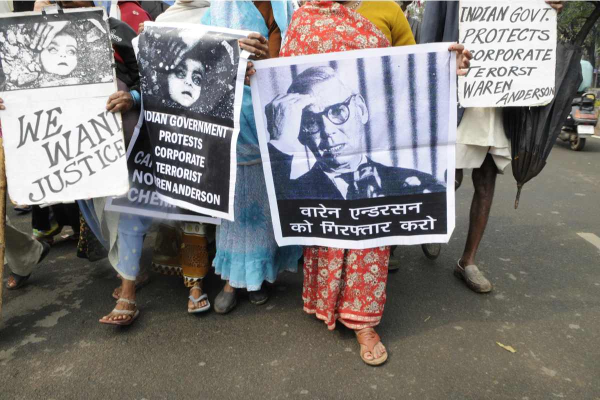 रुग्णालयातील कनिष्ठ डॉक्टरांनाही जागे करून ड्युटीवर लावण्यात आले. मात्र, डॉक्टरांचा संपूर्ण स्टाफ हतबल होता. मृतदेहांवर विषारी रसायनांचा प्रभाव असल्याचे त्यांना समजले. विषबाधेचा बळी गेल्याचे आजारी रुग्णांची लक्षणेही सांगत होती. पण ते विष आहे की नाही हे माहीत नसल्यामुळे उपचार अवघड होते. मग अचानक आणि पहिल्यांदाच एका वरिष्ठ न्यायवैद्यक तज्ज्ञाच्या जिभेवर मिथाइल आयसोसायनाइडचं नाव आलं.