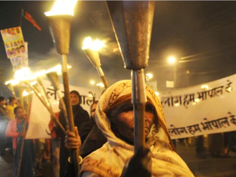 Bhopal Gas Tragedy : 2-3 डिसेंबरच्या रात्री 12.05 च्या सुमारास भोपाळच्या युनियन कार्बाइड कारखान्यातून हवेत विषारी वायू विरघळू लागल्याने मृत्यूने लोकांना झोपतच गाठलं. परिणामी हजारो लोकांचा मृत्यू झाला. या विषारी वायूच्या जखमा अजून जन्माला येणाऱ्या पिढीमध्ये दिसून येतात.
