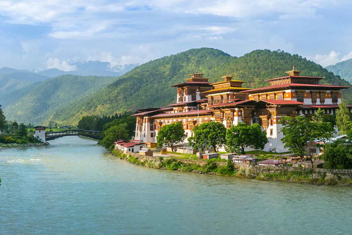 भूतान हा एकमेव असा देश आहे जिथं सरकार प्रत्येकाला घर आणि उपाशी न राहण्याची हमी देते. त्यामुळे या देशात तुम्हाला ना कोणी भिकारी सापडेल ना कोणी बेघर. प्रत्येकाचं स्वतःचं घरं आहे. येथील लोक सामान्यतः आनंदी जीवन जगतात. सर्वात मोठी गोष्ट म्हणजे इथं तुमचा उपचार पूर्णपणे मोफत होतात. औषधांचा खर्चही सरकार उचलते. एकूणच या बाबतीत हा देश आशियातील सर्वात आनंदी देश आहे.