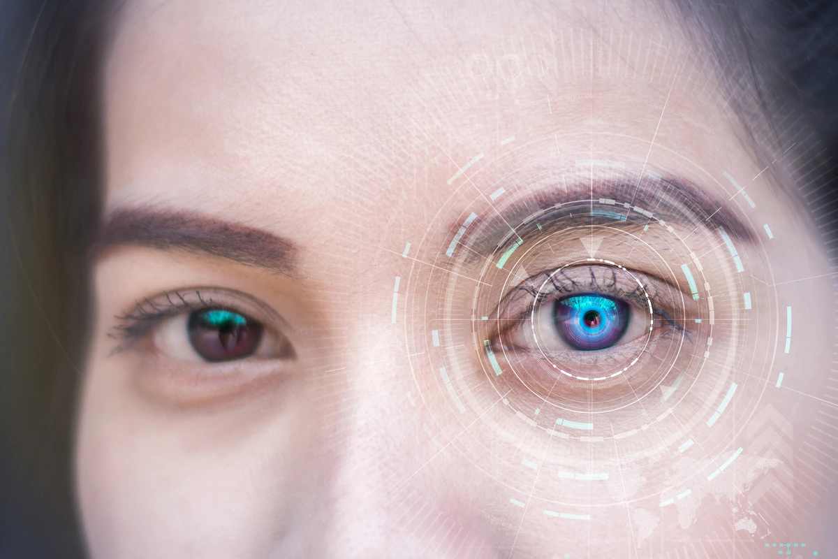 बायोनिक नेत्र - 2100 सालापर्यंत क्वचितच कोणी आंधळे राहील. कारण तोपर्यंत बायोनिक डोळ्याचा शोध लागला असेल. इलेक्ट्रॉनिक उपकरण डोळ्याच्या लेन्सला कृत्रिम रेटिनाशी जोडेल. डोळ्याच्या लेन्सला कॅमेरा जोडलेला असेल, जो सिग्नलच्या प्रक्रियेत रेटिनाशी संपर्क साधेल. हे मज्जासंस्थेशी जोडलेले असल्याने जन्मापासून अंध असलेला व्यक्ती देखील पाहू शकेल.