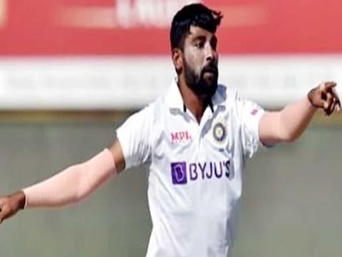 भारताने सेंच्युरियनमध्ये झालेल्या पहिल्या टेस्टमध्ये दक्षिण आफ्रिकेचा (India vs South Africa) 113 रननी पराभव केला. भारताने या सामन्यात सहज विजय मिळवला असला तरी फास्ट बॉलर मोहम्मद सिराजवर (Mohammad Siraj) मोठ्या प्रमाणावर टीका करण्यात येत आहे. 