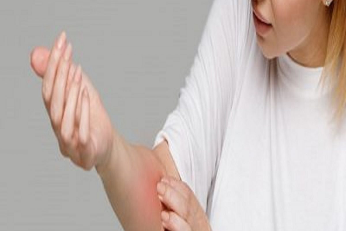 पहिल्या पावसातील खराब पाण्यामुळे आपल्याला स्कीनचे प्रॉब्लेम्स पण होऊ शकतात. हवेतील प्रदूषित घटकांमुळे आपल्या त्वचेवर परिणाम होऊ शकतो. अनेकांना पहिल्या पावसात भिजल्यानंतर स्कीन प्रॉब्लेम सुरू झाल्याचे दिसून येते.