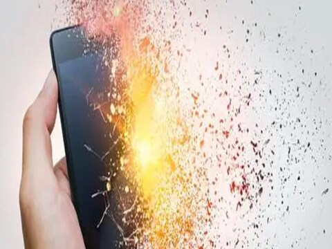 Smartphone Blast during online class. एका शाळेच्या ऑनलाइन क्लासवेळी मोबाइलचा स्फोट झाल्याने 15 वर्षीय विद्यार्थी जखमी झाल्याची घटना घडली आहे. 