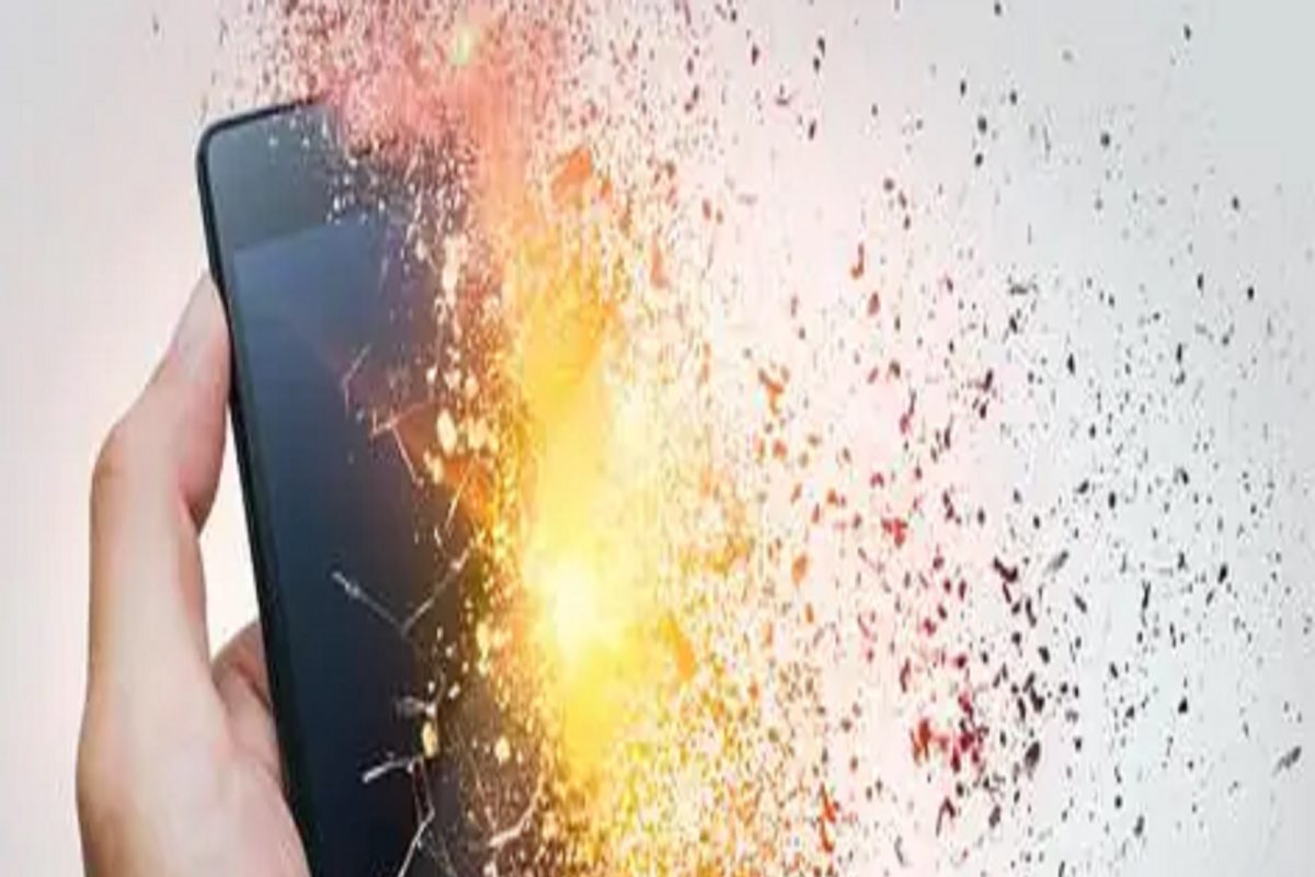 धक्कादायक! Online class सुरू असतानाच Smartphone चा स्फोट आणि विद्यार्थ्याचा जबडा...