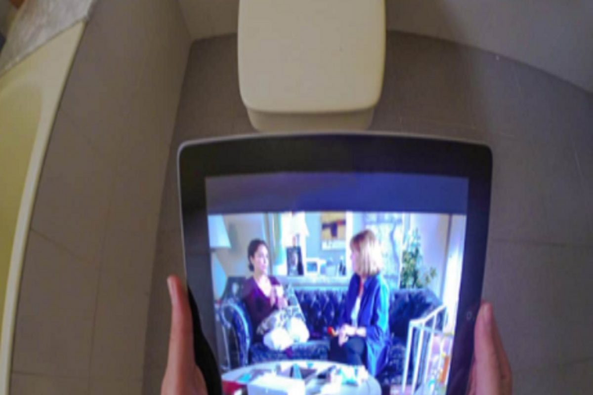 तुम्हीही Toilet मध्ये Smartphone घेवून जाता का? मग याचे गंभीर परिणाम एकदा वाचाच