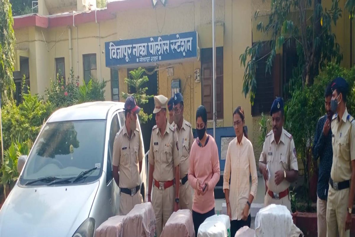 पोलिसांना या चालकाचा संशय आला आणि त्यांनी त्या इनोव्हा गाडीचा पाठलाग सुरू केला.