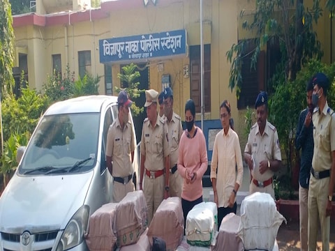 पोलिसांना या चालकाचा संशय आला आणि त्यांनी त्या इनोव्हा गाडीचा पाठलाग सुरू केला. 