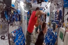 भारीच! अंतराळात अशी होते हजामत; Space मधील Hair saloon चा Video एकदा पाहाच