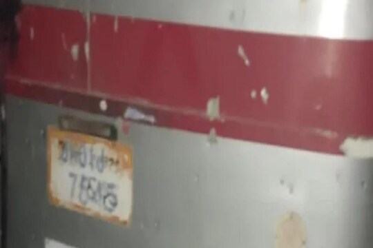 Srinagar Terrorist Attack: बुलेट प्रूफ नव्हती जवानांची बस, शस्त्रंही नव्हती हातात; 12 जवान जखमी