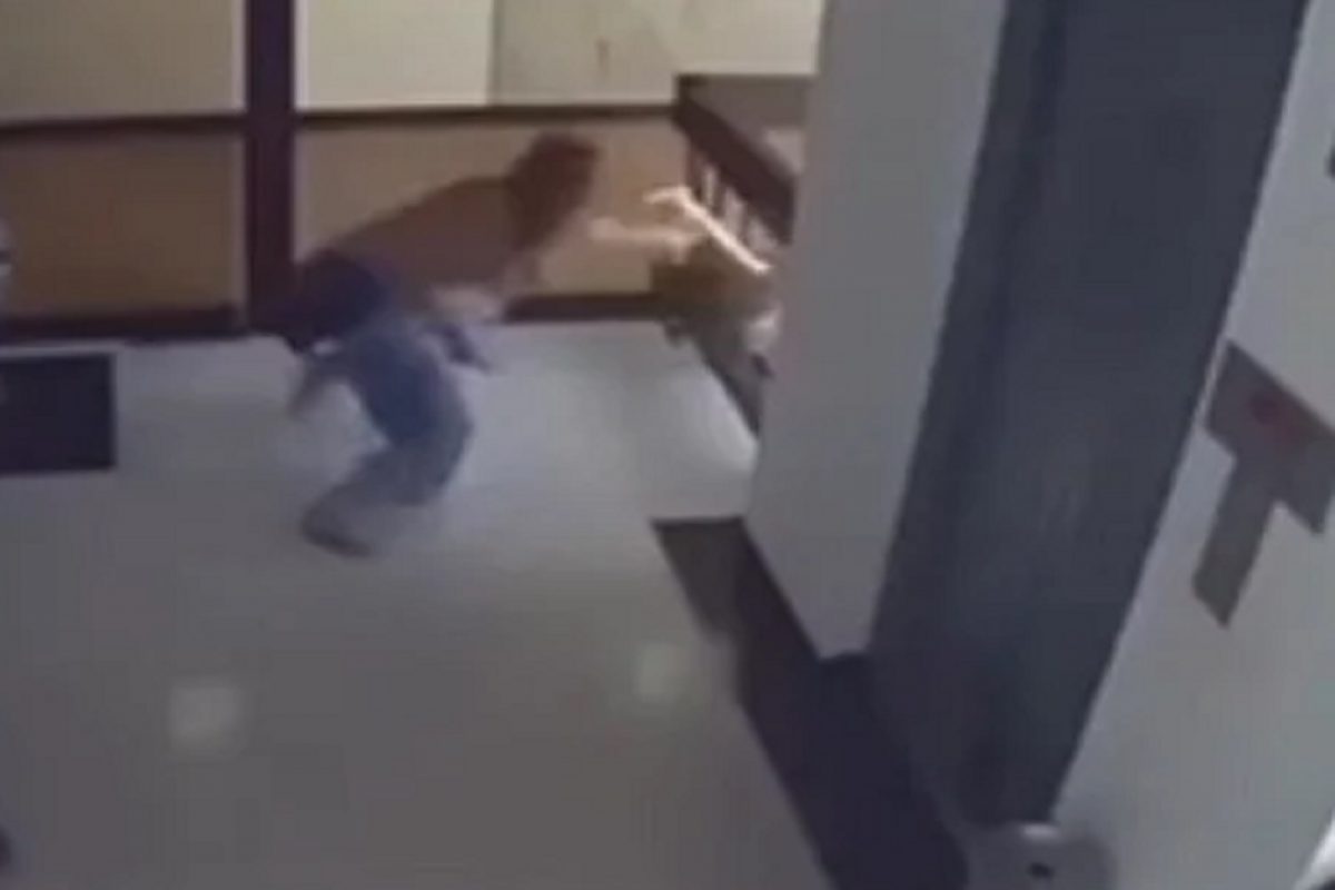 आईच्या डोळ्यादेखत इमारतीवरून कोसळला चिमुकला लेक आणि...; धडकी भरवणारा VIDEO