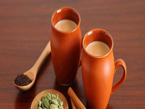 अनेकांच्या दिवसाची सुरुवात चहापासून होते. बहुतेकांना कडक आणि गरम चहा पिणं आवडते. 'प्राण जाए पर चाय ना जाए' अशी चहाप्रेमींची (Tea lover) अवस्था असते. तुम्ही किंवा तुमच्या जवळची व्यक्ती चहाप्रेमी असेल, तर ही बातमी तुमच्यासाठीच आहे.