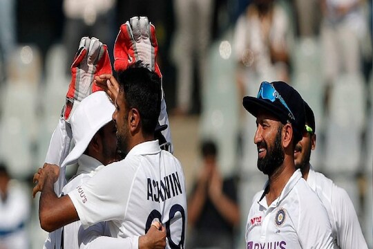 IND vs NZ: एजाझच्या 10 विकेट्सवर इतरांचं पाणी, न्यूझीलंडवर ओढावली मोठी नामुश्की