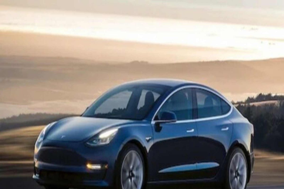 Tesla कार पुन्हा एकदा चर्चेत! ऑटोपायलट मोड असल्याने महिलेवरील 'तो' प्रसंग टळला
