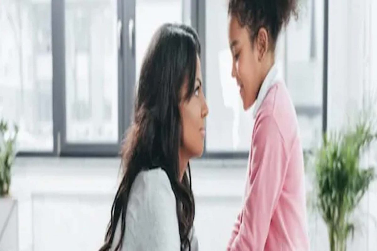 'मी माझ्या मुलीचं अतिशय अपारंपरिक आणि वादग्रस्त पद्धतीनं संगोपन करते. तिच्या झोपेची, तसंच झोपेतून उठण्याची वेळ मी निश्चित केलेली नाही.