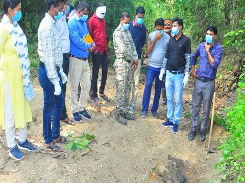 वाळू काढून बघितल्यावर कुजलेल्या अवस्थेत वाघाचा मृतदेह त्या ठिकाणी आढळून आला. 