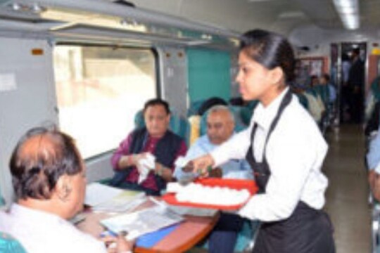  ट्रेन होस्टेसशी संबंधित सर्व आवश्यक माहिती जाणून घ्या. 