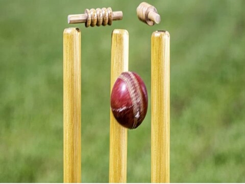 विजय हजारे ट्रॉफी (Vijay Hazare Trophy 2021) ही बीसीसीआयची 50 ओव्हर्सची स्पर्धा सध्या सुरू आहे. या स्पर्धेतील रविवारी झालेल्या मॅचमध्ये एकाच टीममधील 6 जण शून्यावर आऊट झाल्यानं मॅचचा निकाल झटपट लागला.  