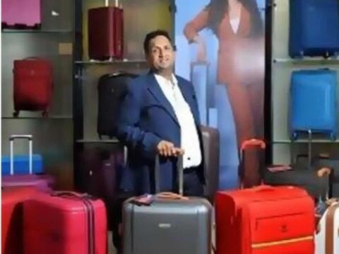 जगभरात अनेकजण अपयशाची अनेक कारण सांगत बसतात. मात्र, तुमच्याकडे जिद्द आणि झोकून काम करण्याची क्षमता असेल तर तुम्हाला रोडपतीपासून करोडपती होण्यास कोणीच रोखू शकणार नाही. कदाचित हे वाचून तुम्हाला असं वाटत असेल की बोलणं सोपं असतं पण करणं अवघड. तर मग तुषार जैन यांची गोष्ट तुम्हाला वाचावीच लागेल. रस्त्यावर बॅग विकणारा व्यक्ती कसा देशातील करोडपती झाला?  
