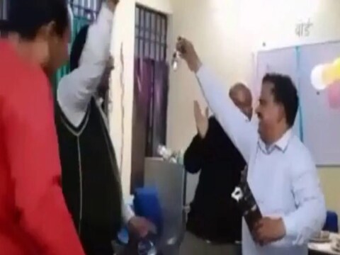 एक व्हिडिओ व्हायरल (Viral Video) होत आहे. या व्हायरल व्हिडिओत सीएचसीचे डॉक्टर आणि कर्मचारी दारू पिऊन डान्स करताना दिसत आहेत. 