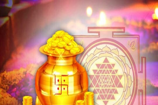 3. गंगाजल- हिंदू धर्मात गंगाजलाचे विशेष महत्त्व आहे. असे म्हणतात की गंगेचे पाणी कधीच खराब होत नाही. हिंदू धर्मात गंगाजल अत्यंत पवित्र मानले जाते. त्यामुळे पूजास्थळी गंगाजल अवश्य ठेवावे. असे केल्याने देवी लक्ष्मी प्रसन्न होते असे म्हणतात.
