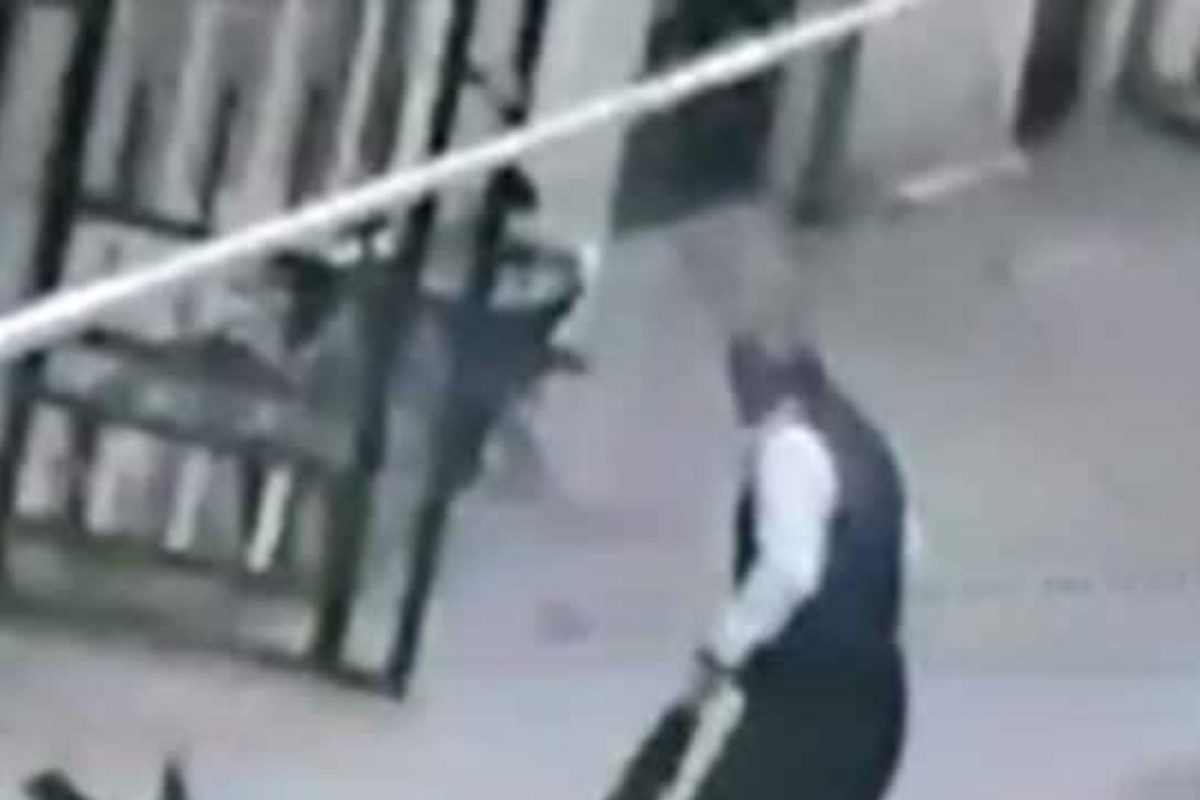 पत्नीला इतकं मारलं की बेशुद्ध झाली; पतीने खेचत आणलं रस्त्यावर, भयंकर VIDEO