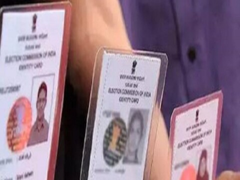 How to Change address on Voter ID: मतदान ओळखपत्रावरील पत्ता तुम्ही काही स्टेप्स फॉलो करून घरबसल्या बदलू शकता. जाणून घ्या काय आहे ही प्रक्रिया.