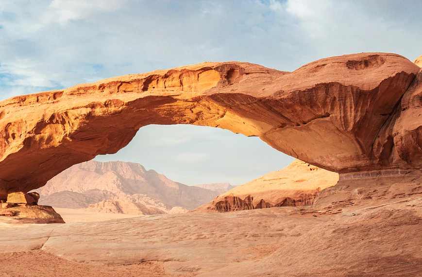 जॉर्डनजवळ वाडी रम Wadi Rum वाळवंट आहे. हा अरबी शब्द आहे, ज्याचा अर्थ चंद्राची दरी आहे. त्याच्या नावानुसार, हे एक अतिशय नेत्रदीपक वाळवंट आहे. येथील तापमान इतर वाळवंटांप्रमाणेच उष्ण असते. मात्र, तरीही येथील भव्य रचना आणि प्राचीन भित्तिचित्रांमुळे लोक वर्षभर येथे येतात. या ठिकाणामुळे जॉर्डनच्या पर्यटन उद्योगाला मोठी चालना मिळाली. 2011 मध्ये युनेस्कोने याला जागतिक वारसा म्हणून घोषित केले आहे. प्रतीकात्मक फोटो (pixabay)