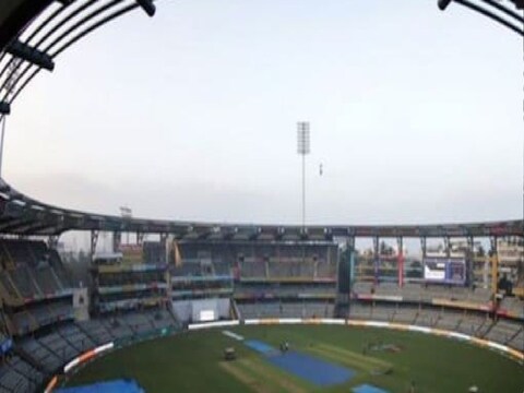 भारत विरुद्ध न्यूझीलंड (India vs New Zealand) यांच्यात मुंबईमध्ये होणाऱ्या निर्णायक टेस्टकडे सर्व क्रिकेट फॅन्सचं लक्ष लागलं आहे. या सर्व फॅन्सना शुक्रवारी सकाळी निराशा सहन करावी लागली. 
