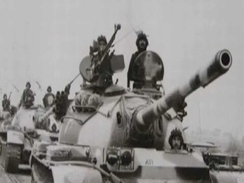India - Pakistan War 1971 : पूर्व पाकिस्तानातील परिस्थिती अत्यंत बिकट होती. दररोज हजारो निर्वासित सीमा ओलांडून भारतात येत होते. या परिस्थितीत भारत आणि पाकिस्तानमधील तणाव वाढू लागला. 3 डिसेंबरच्या संध्याकाळी जेव्हा पाकिस्तानने भारताच्या हवाई पट्टीवर विमानांनी हल्ला केला, तेव्हा भारताने युद्ध घोषित केले, त्यानंतर 13 दिवसात भारताने ही लढाई जिंकलीच नाही तर पाकिस्तानचे बांगलादेश (Bangladesh) म्हणून दोन तुकडे केले आणि एका नवीन राष्ट्राला जन्म दिला.
