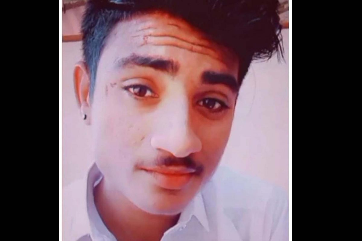 सौरभने गावातील एका अल्पवयीन मुलीला लग्नाचे आमिष देत फुस लावून पळून नेले होते.