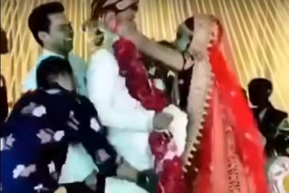 VIDEO - नवरीबाईसोबत पंगा नवरदेवाच्या मित्रांना पडला भारी; नववधूने लग्नातच सर्वांसमोर खोड मोडली