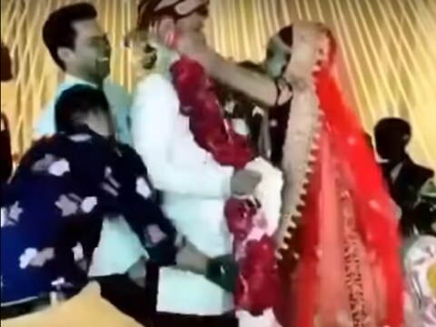 नवरीबाईसोबत मजा करायला गेलेल्या नवरदेवाच्या मित्रांची झाली फजिती.