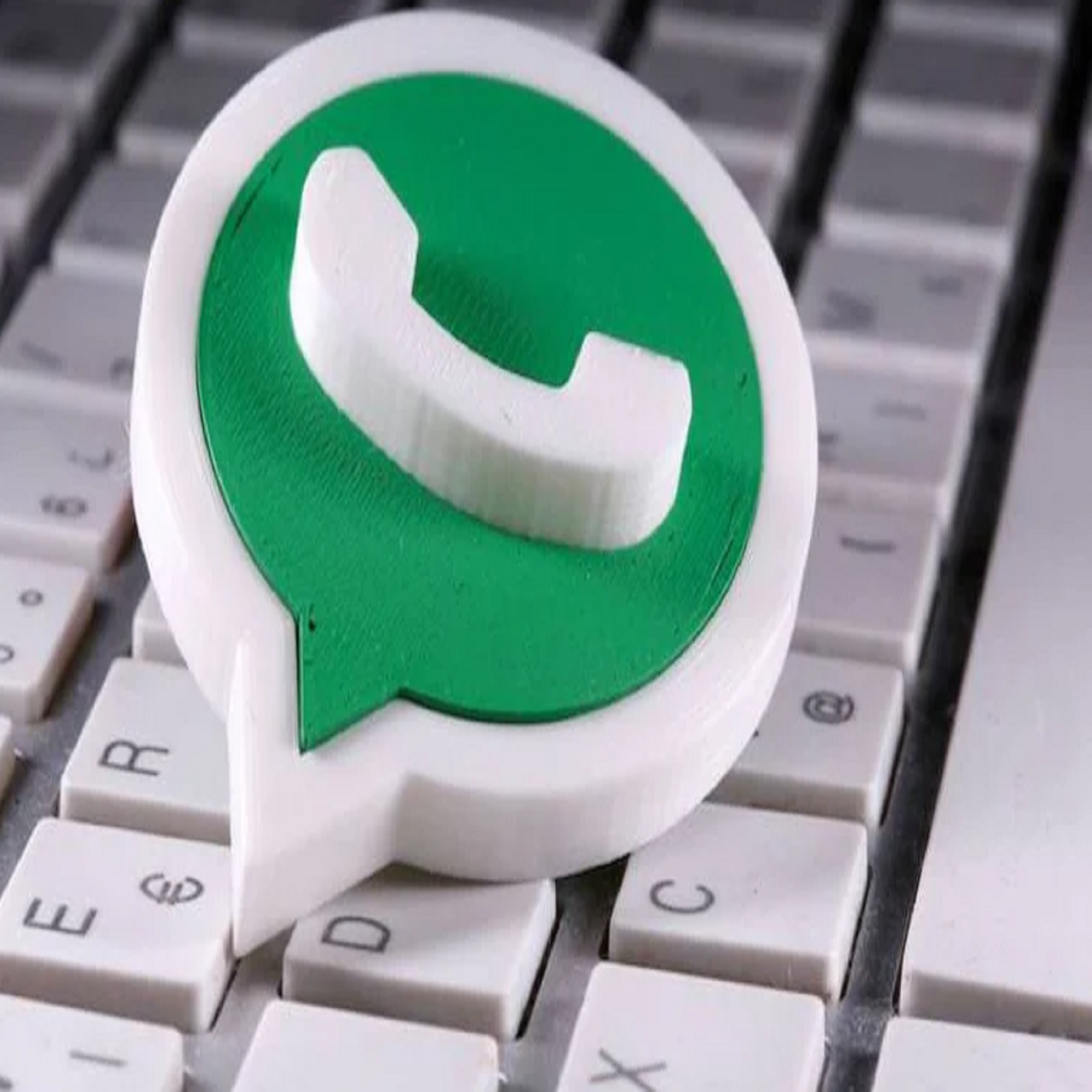 WhatsApp ने मागील अनेक दिवसांपासून आपल्या प्लॅटफॉर्मवर अनेक अपडेट दिले आहेत. परंतु तुमचा नंबर चुकीच्या हातात गेल्यास आक्षेपार्ह, फ्रॉड अशा मेसेजचा सामना करावा लागू शकतो. 