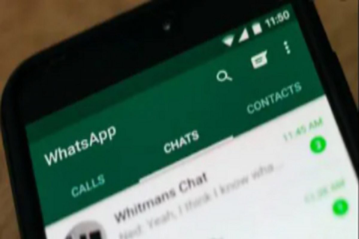 सर्वात आधी WhatsApp ओपन करा. त्यानंतर वर असलेल्या तीन डॉट्सवर क्लिक करा. इथे Settings वर क्लिक करा. यात अनेक ऑप्शन्स दिसतील.