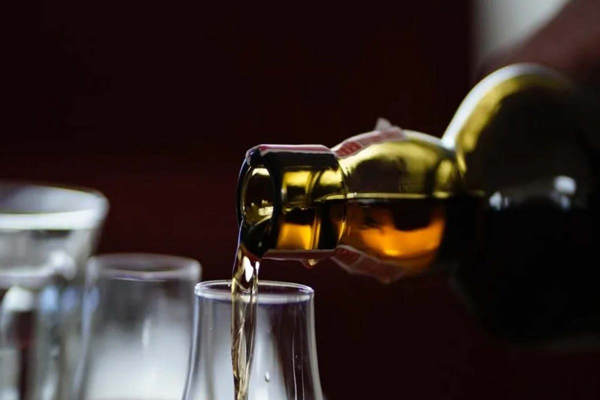 या निर्णयाची अंमलबजावणी कधी होणार याची तळीराम चातकाप्रमाणे वाट पाहत होते. अखेरीस उत्पादन शुल्क विभागाने नवे दर जाहीर केले आहे.