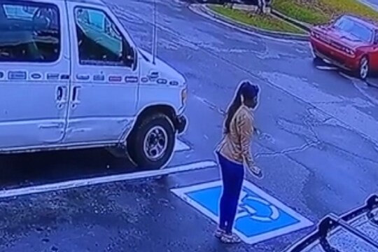 Job मिळाल्याच्या आनंदात तरुणीने रस्त्यावरच असं काही केलं की CCTV VIDEO पाहून बॉसनेही जोडले हात