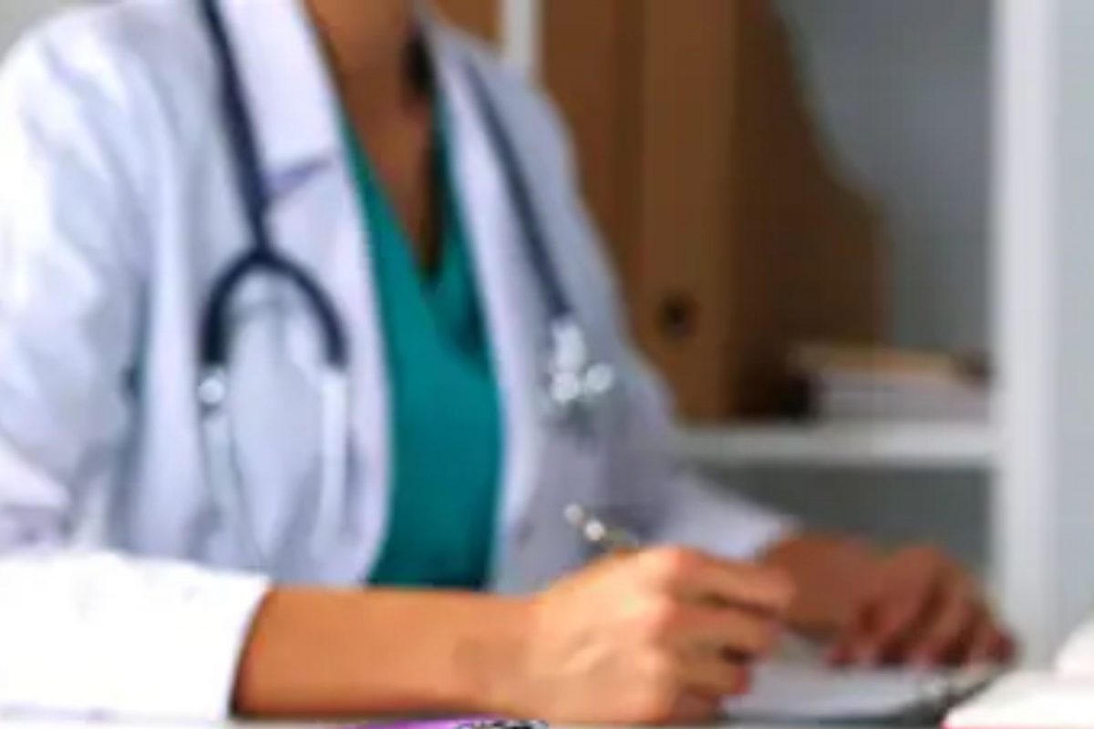 डॉक्टरांशी संपर्क साधा -
मुलाच्या शरीराचे तापमान सतत वाढत असेल तर आपण ताबडतोब डॉक्टरांना भेटावे. तुम्हाला हवे असल्यास, जवळच्या दवाखान्यात जाऊन तपासणी करून घ्या. कोरोनाबाधित क्षेत्र असेल तर तुम्ही फोनवरूनच डॉक्टरांचा सल्ला घ्यावा.