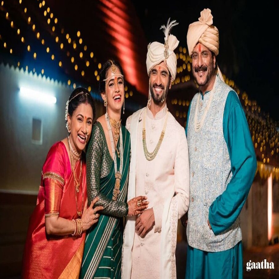 मिलिंद गुणाजी आणि राणी गुणाजी यांचा मुलगा अभिषेक गुणाजी शुक्रवारी 17 डिसेंबर 2021 रोजी विवाहबद्ध झाला आहे. अभिषेक गुणाजी त्याची खास मैत्रीण राधा पाटील हिच्यासोबत सिंधुदुर्ग जिल्ह्यातील कुडाळ तालुक्यातील वालावल गाव येथील निसर्गाच्या सानिध्यात वसलेल्या श्री लक्ष्मीनारायण मंदिरात विवाहबद्ध झाला आहे. राजश्री मराठीने यांच्या लग्नाचे सुंदर फोटो शेअर केले आहेत. (फोटो साभार- rajshrimarathi insta पेज)